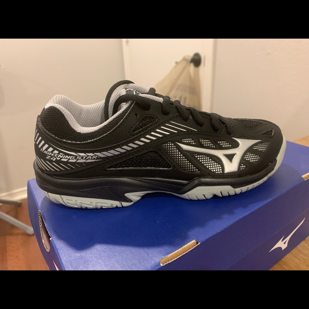New in Box Youth Mizuno Volleyball Shoes